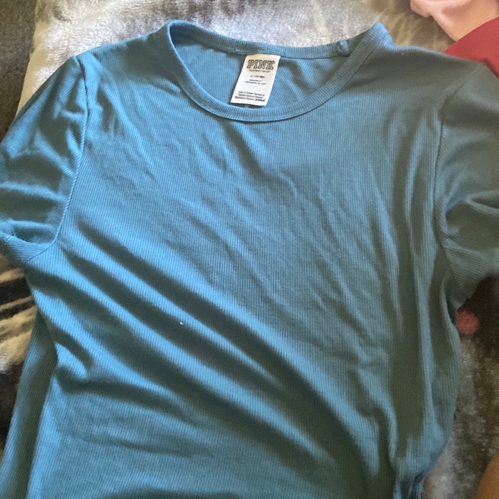 A turquoise vs pink shirt
